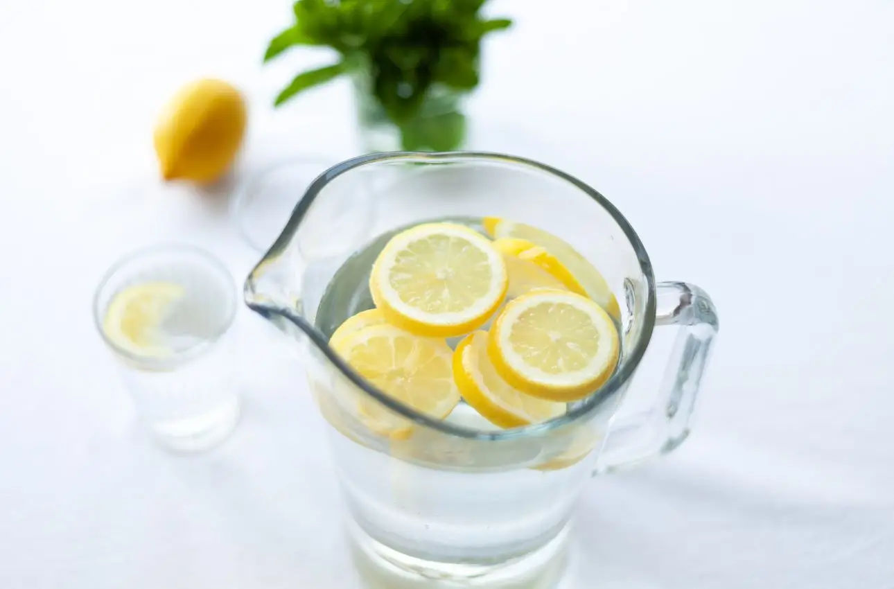 Bere acqua e limone al mattino previene i calcoli renali? Risponde un nutrizionista