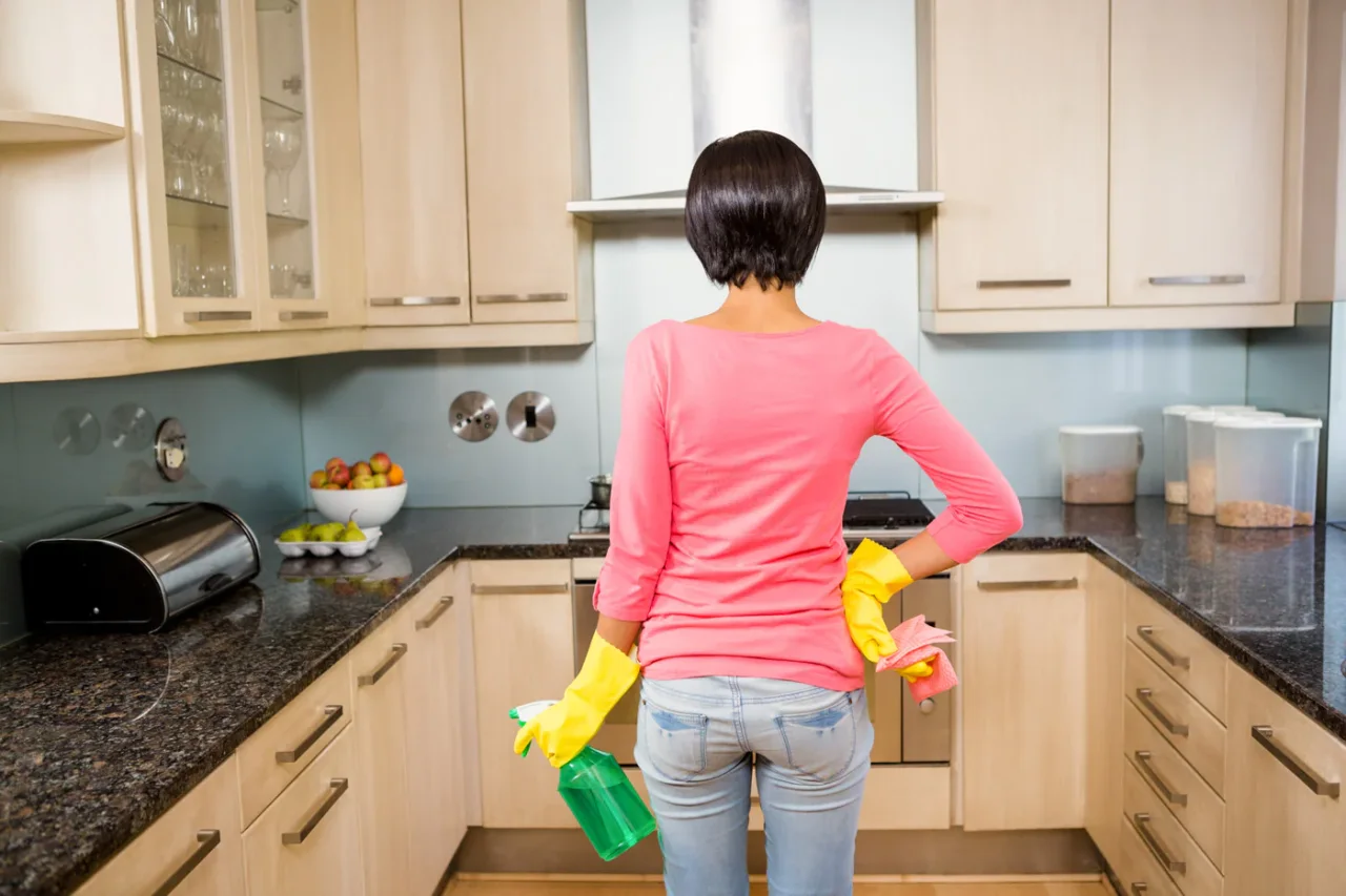 Come disinfettare efficacemente i mobili della cucina e rendere la casa più sicura per tutta la famiglia
