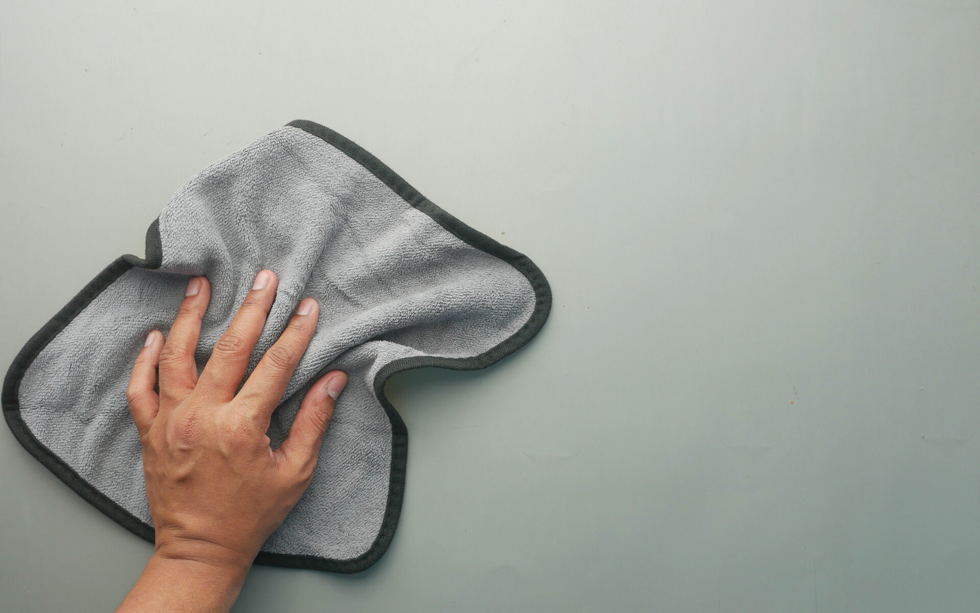 Attenzione a pulire i mobili della cucina: ecco perchè si rovinano